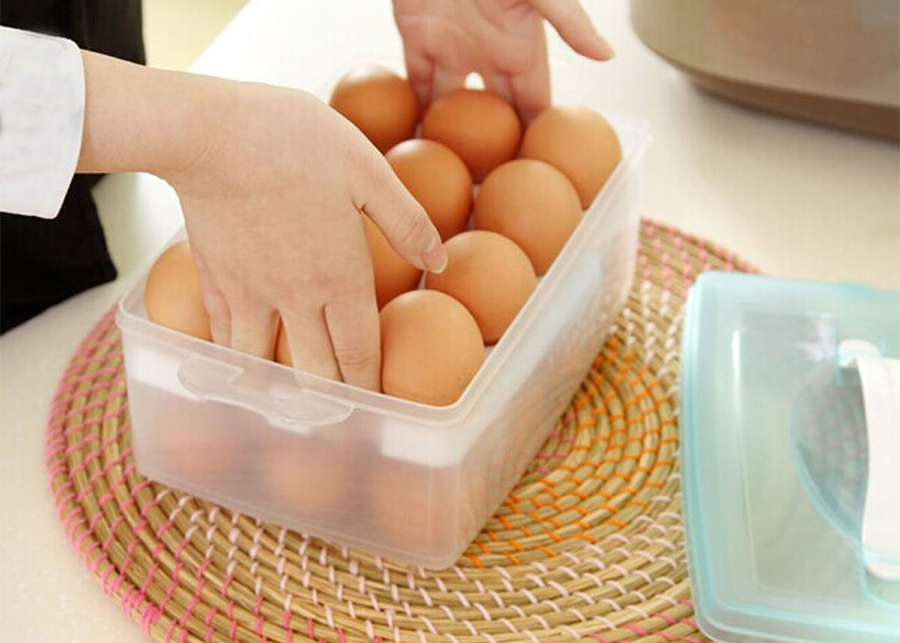 Можно мыть яйца для хранения. Подставка для яиц в холодильник. Коробка для хранения яиц в холодильнике. Суши в форме для хранения яиц. Коробка для хранения яиц как называется.
