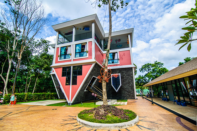Vé Ngôi Nhà Úp Ngược The Upside Down House Phuket - Baan Teelanka & The Garden Maze
