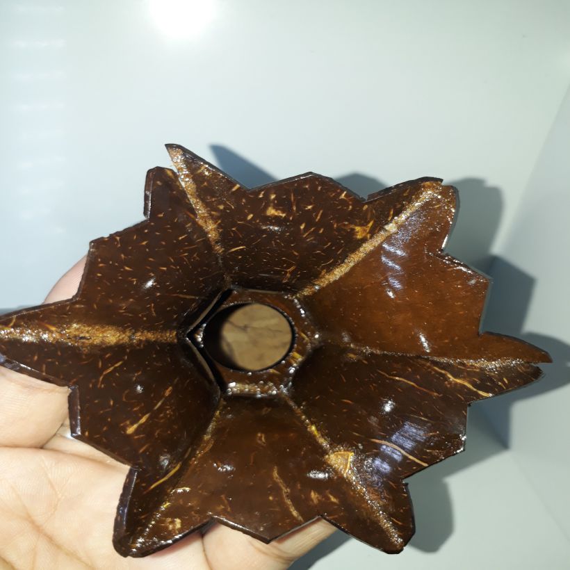 Bình hoa nghệ thuật làm bằng gáo dừa