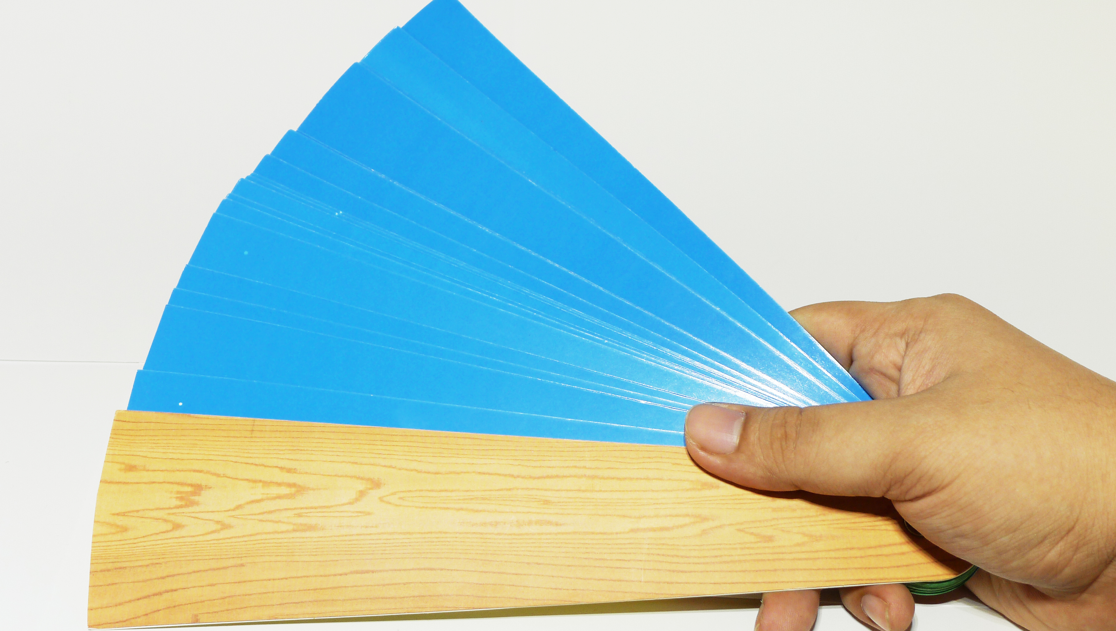 Đạo cụ ảo thuật  : Quạt xòe 4 màu sân khấu