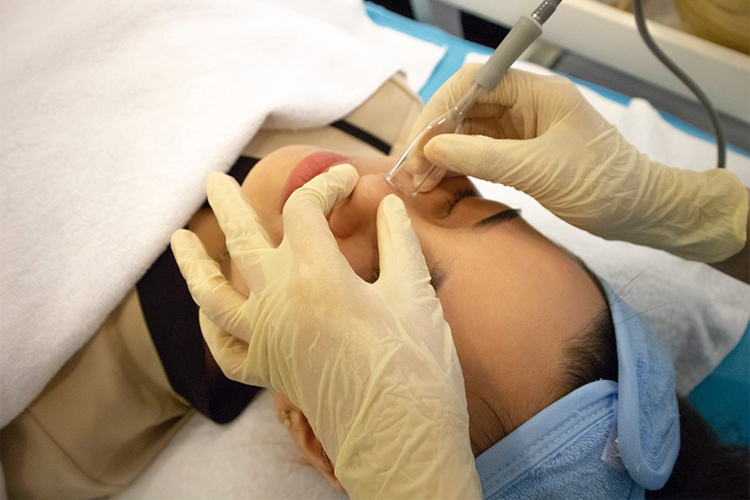 Hồng Beauty Clinic - Khám Da Và Điều Trị Mụn Bởi Bác Sĩ Da Liễu Chuyên Khoa