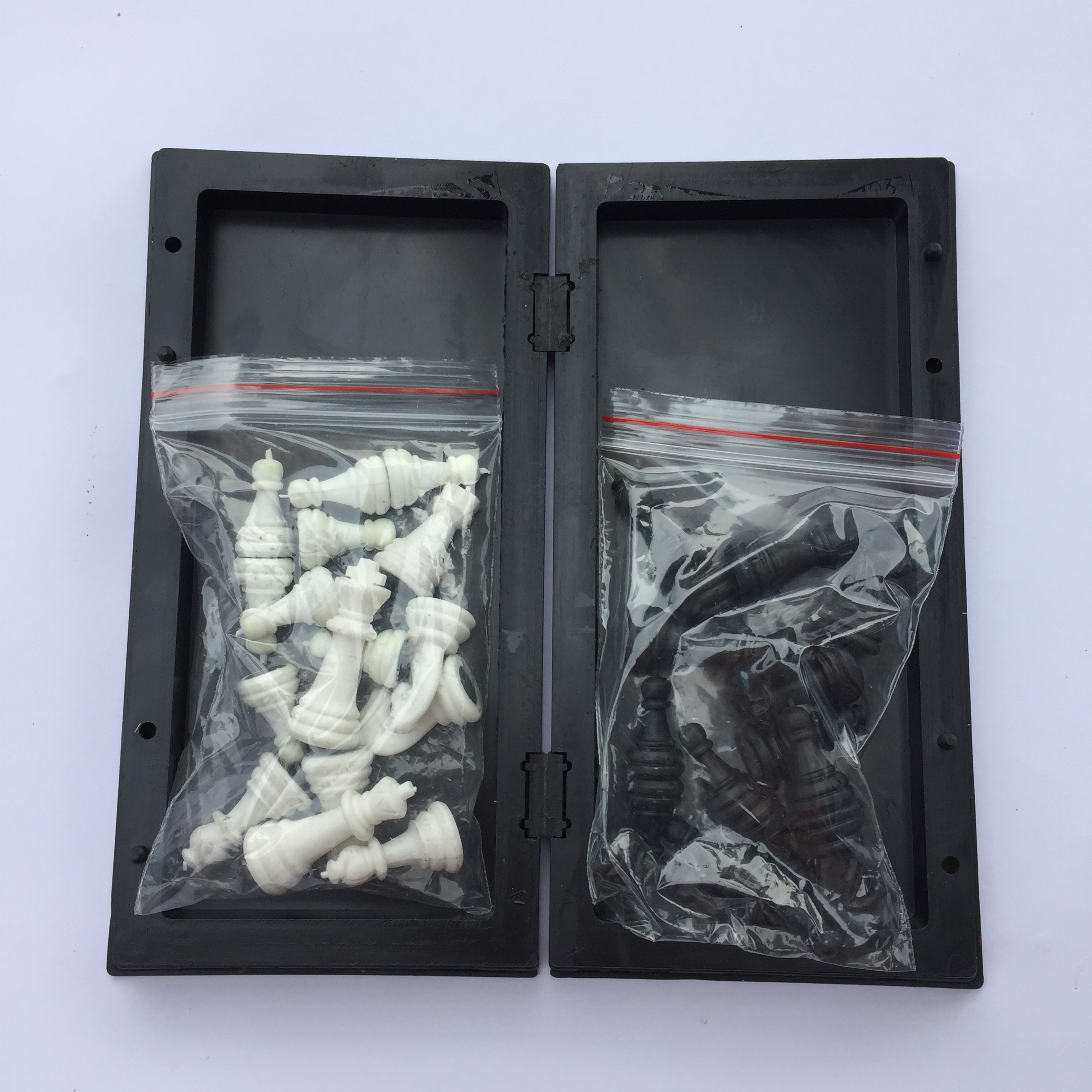 Bộ cờ vua nam châm hộp xanh (bàn đen trắng)