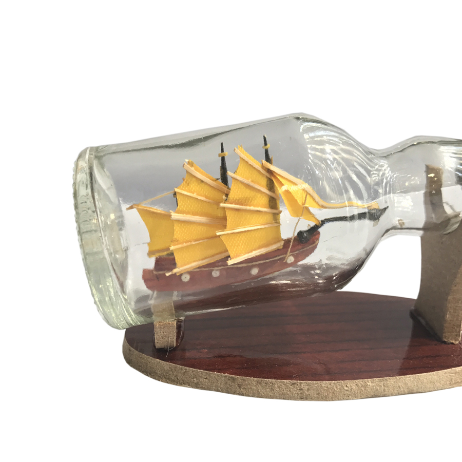 Mô hình thuyền gỗ trong chai thủy tinh