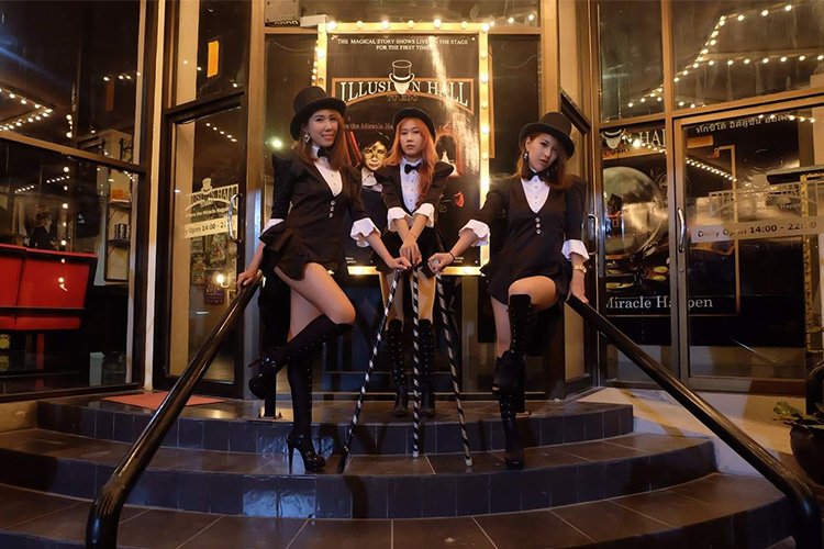 Vé Xem Show Ảo Thuật Tuxedo Magic Ở Pattaya, Thái Lan - Ghế Thường