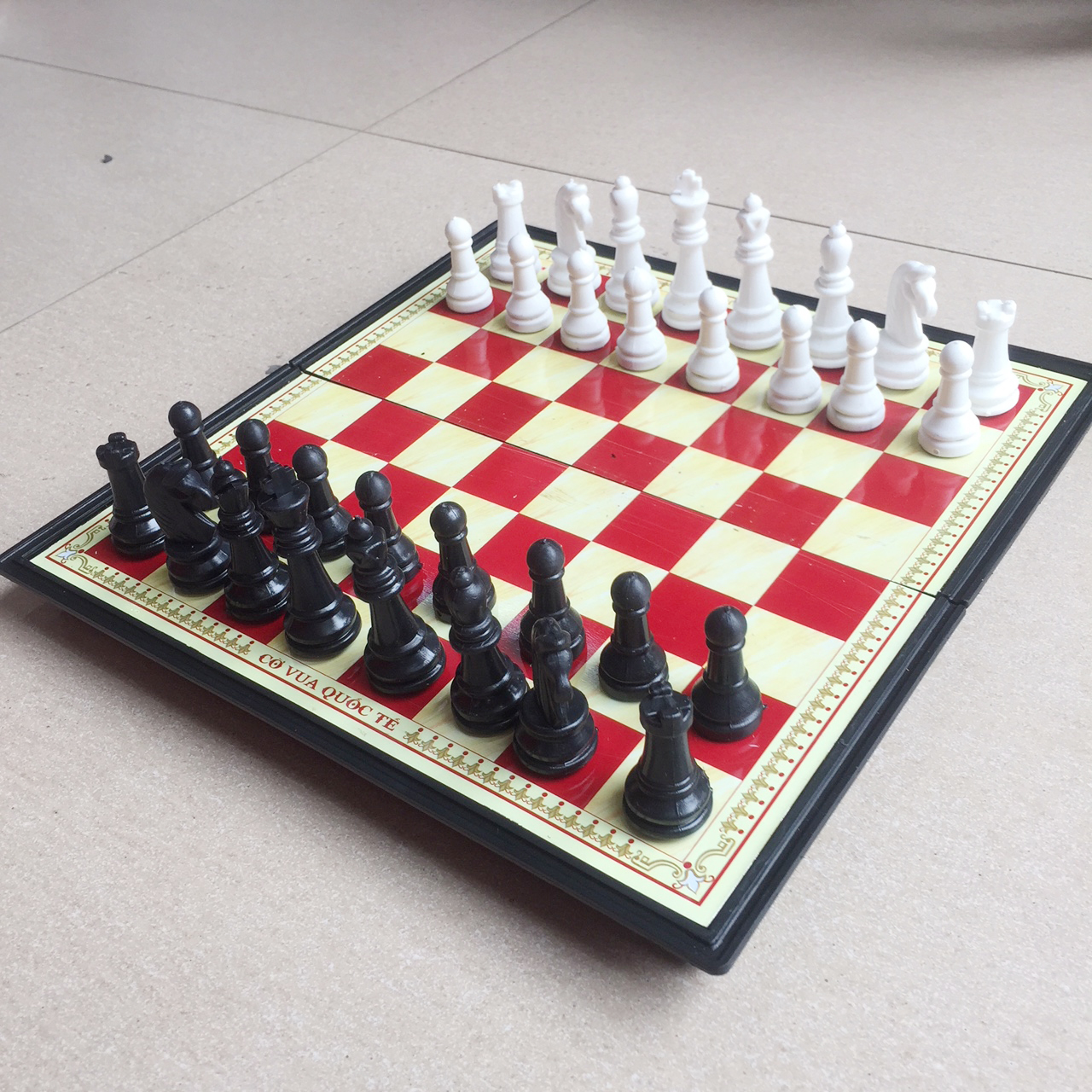Bộ cờ vua nam châm 25cm x 25cm hộp vàng bàn đen đỏ