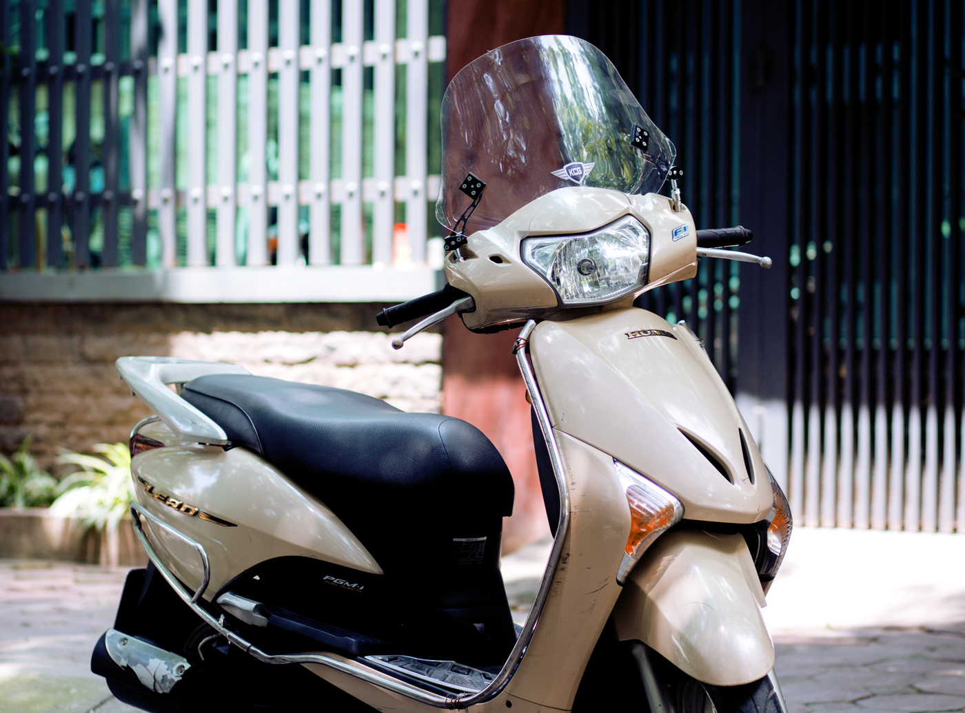 Kính chắn gió KCG cho xe Honda Lead KC100L (Trong suốt)