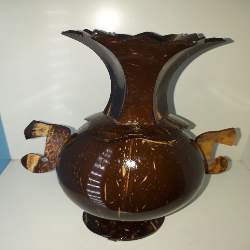 Bình hoa nghệ thuật làm bằng gáo dừa