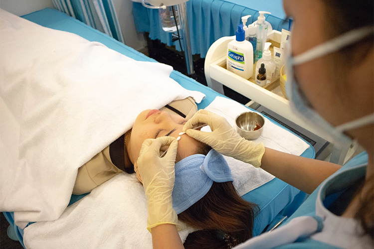 Hồng Beauty Clinic - Khám Da Và Điều Trị Mụn Bởi Bác Sĩ Da Liễu Chuyên Khoa