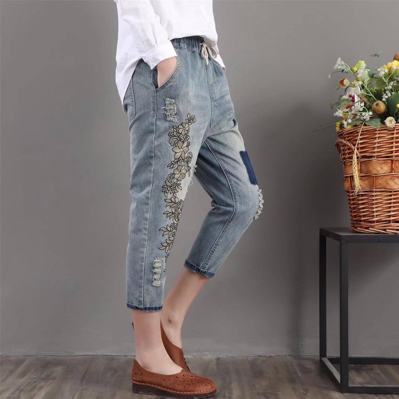 Quần bò nữ kiểu dáng trẻ trung phong cách -  vá màu than