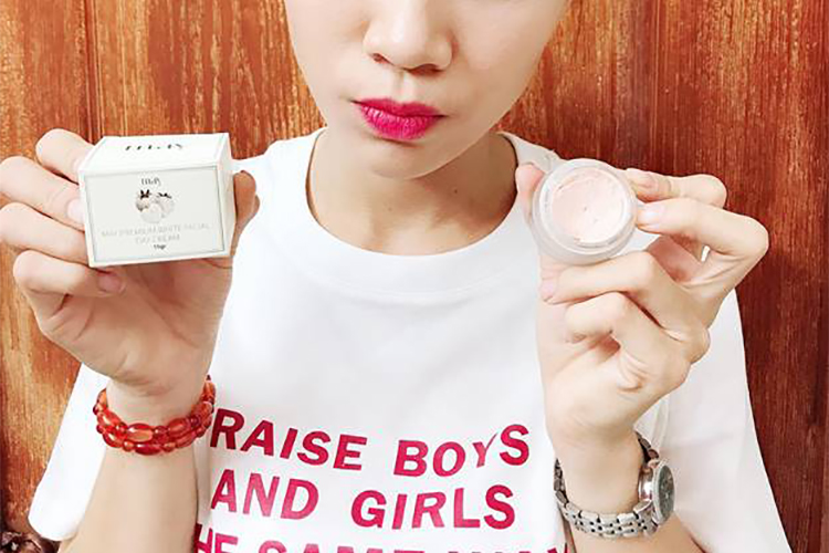 Kem Phấn Nâng Tone Da Ban Ngày May Premium White Facial Day Cream (15g)
