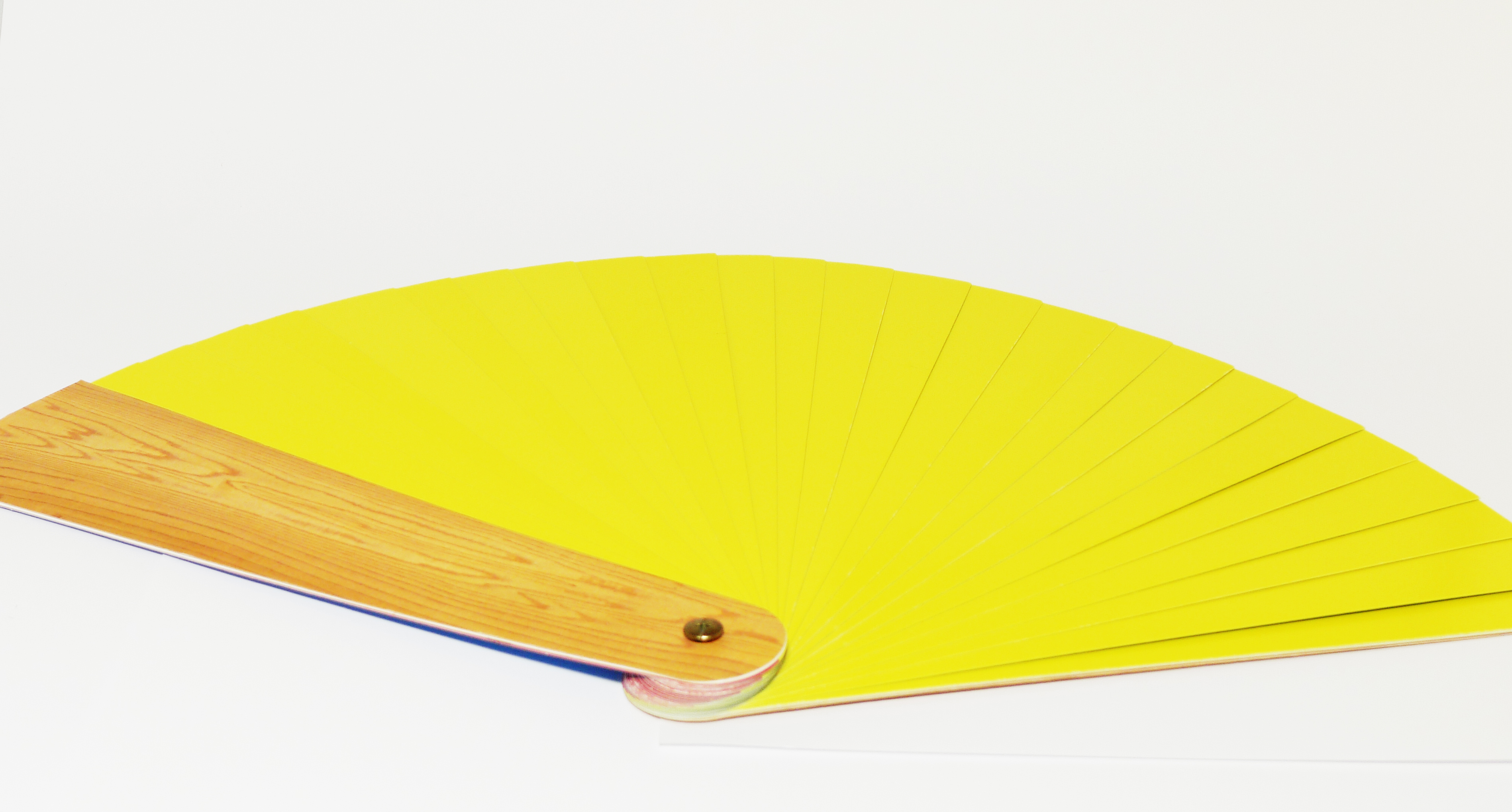 Đạo cụ ảo thuật  : Quạt xòe 4 màu sân khấu