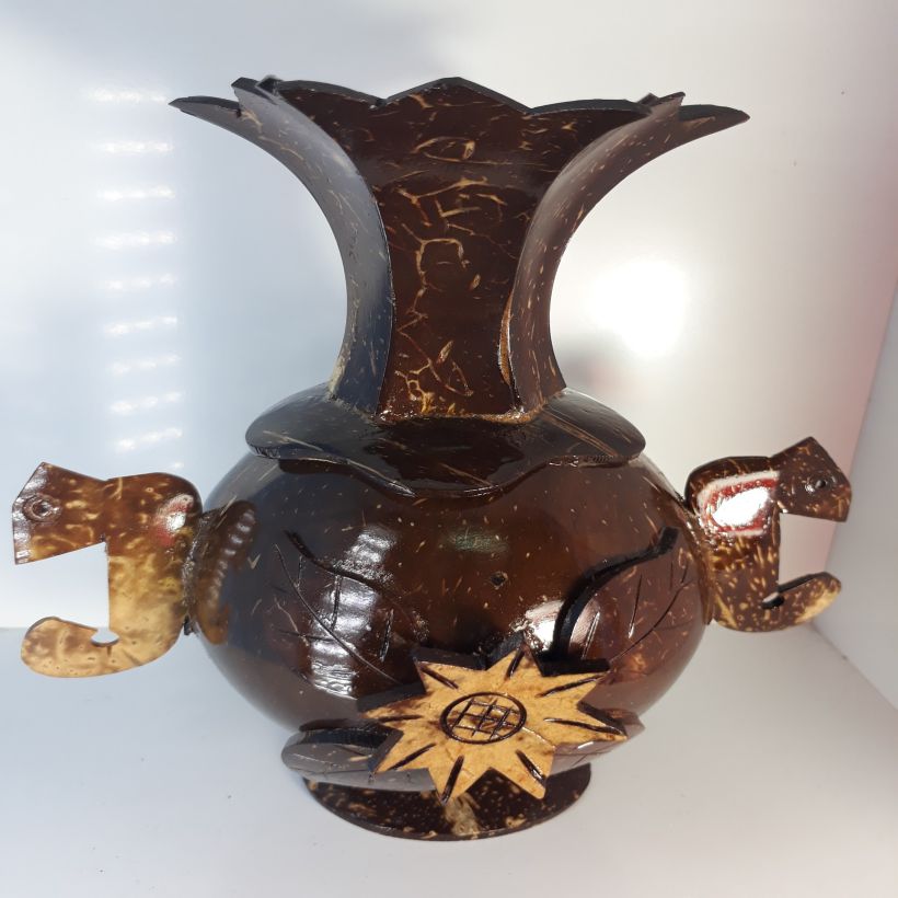 Bình hoa nghệ thuật làm bằng gáo dừa