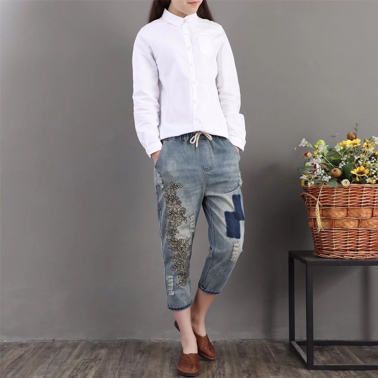 Quần bò nữ kiểu dáng trẻ trung phong cách -  vá màu than