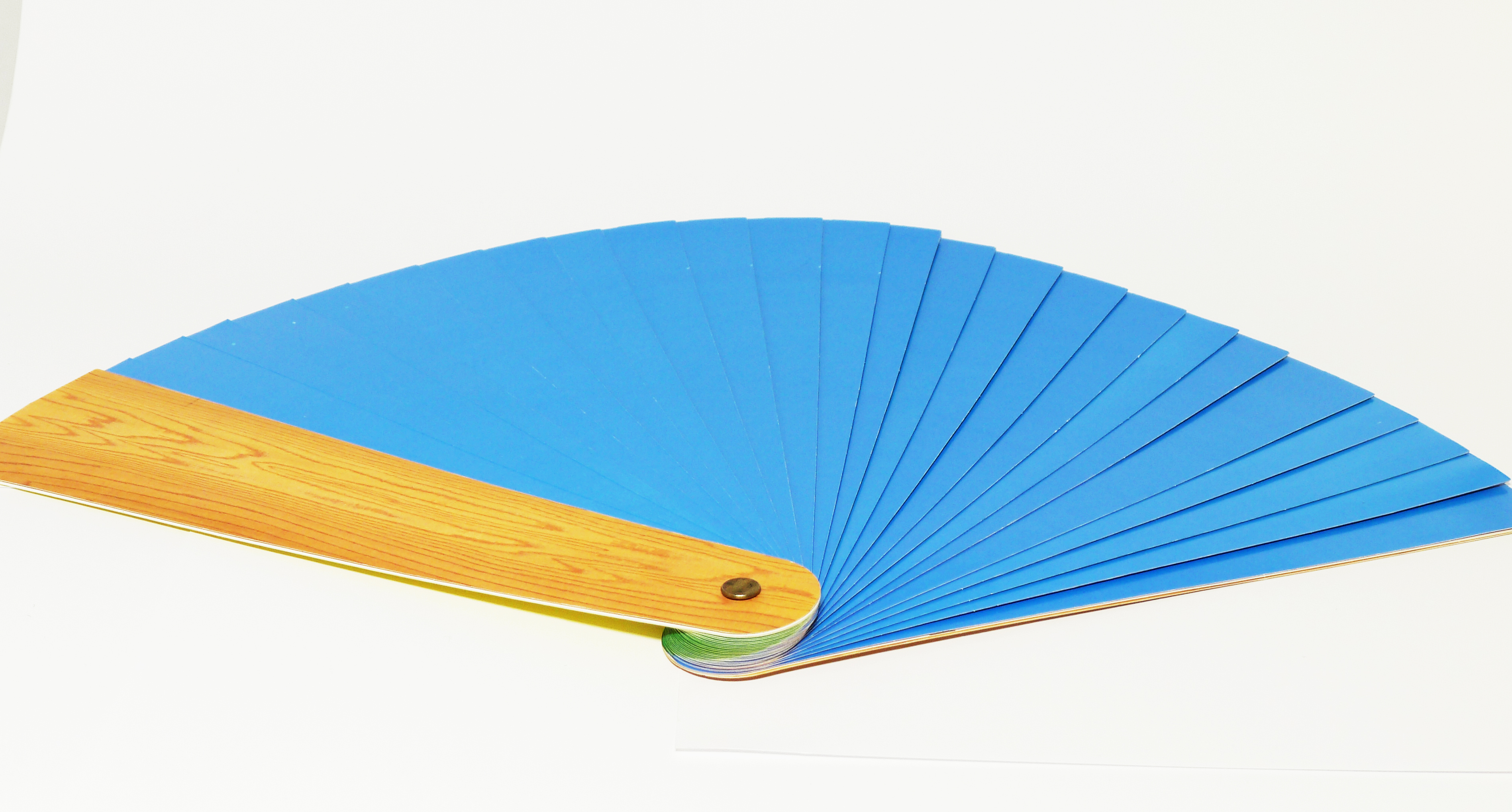 Đạo cụ ảo thuật  : Quạt xòe 4 màu sân khấu