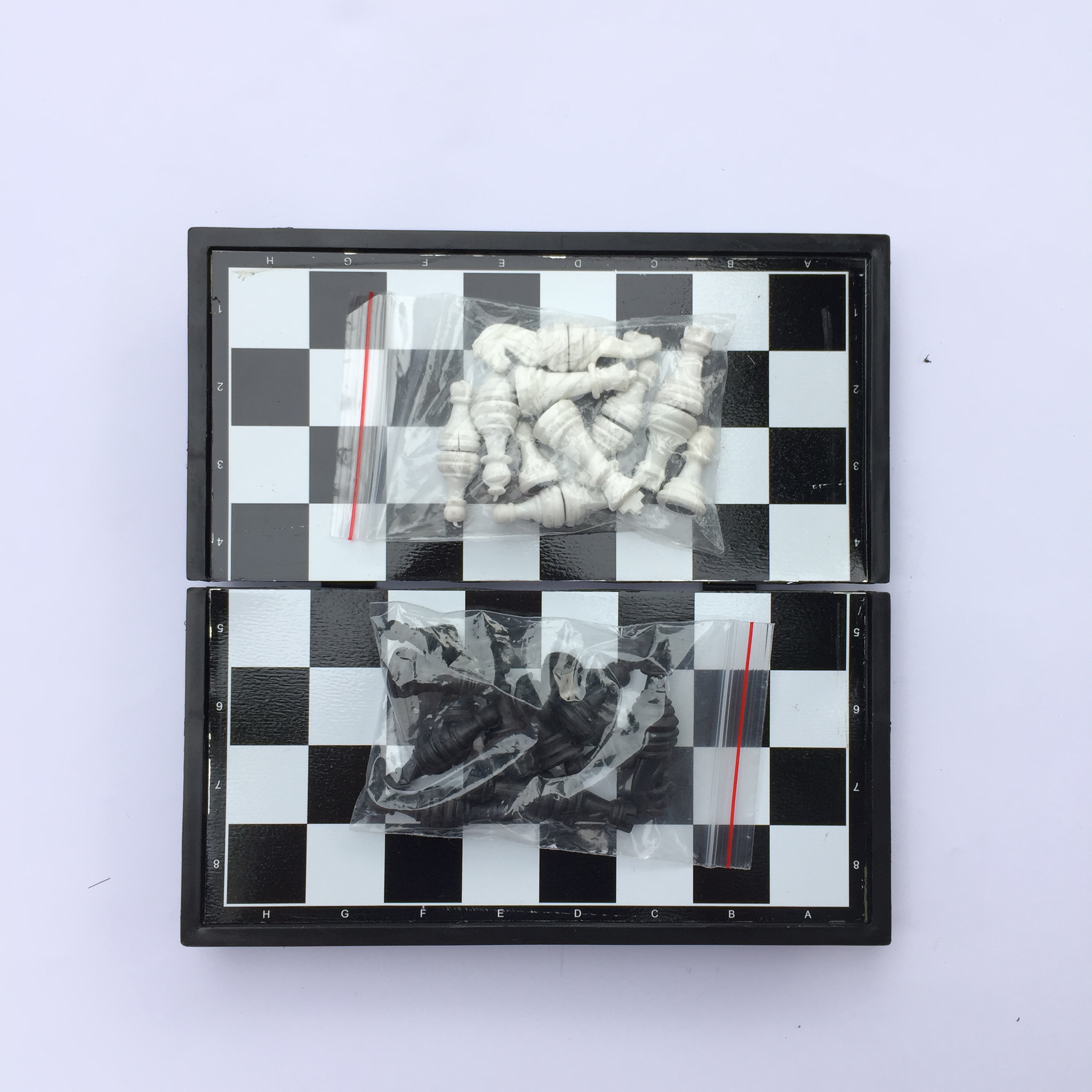 Bộ cờ vua nam châm hộp xanh (bàn đen trắng)