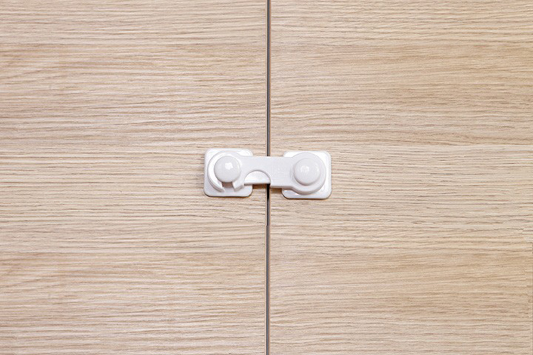 Khóa An Toàn Dành Cho Tủ Kính Dreambaby