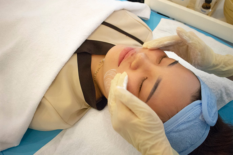 Hồng Beauty Clinic - Khám Da Và Điều Trị Mụn Bởi Bác Sĩ Da Liễu Chuyên Khoa